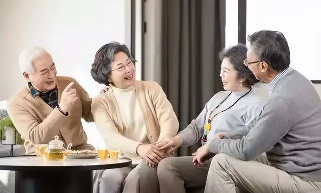 母親節親家曬齣兒子送的金手鐲,我氣得丟了他給我的爛蘋果:寒心