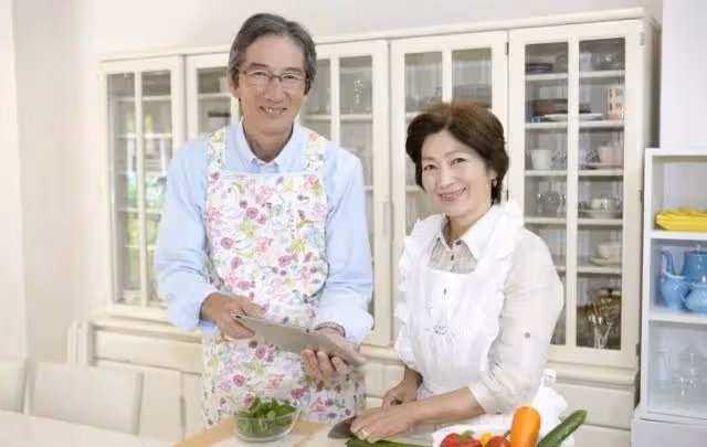 母親節親家曬齣兒子送的金手鐲,我氣得丟了他給我的爛蘋果:寒心