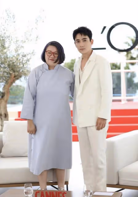 陳凱歌前妻洪晃諷刺頂流架子大,30歲男星未修圖流出,丑到沒眼看