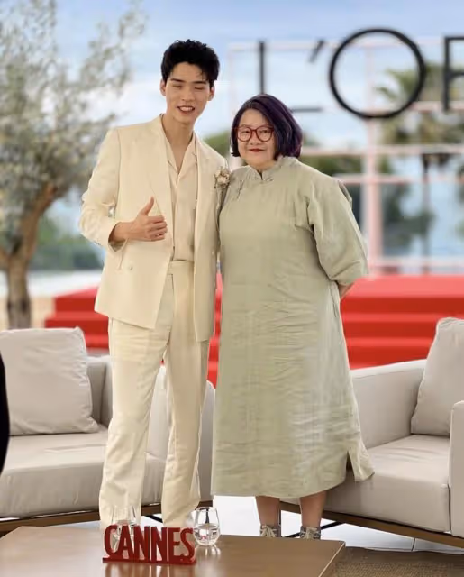陳凱歌前妻洪晃諷刺頂流架子大,30歲男星未修圖流出,丑到沒眼看