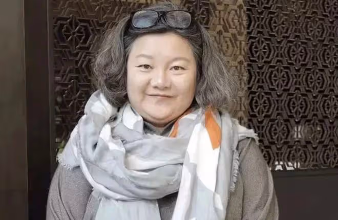 陳凱歌前妻洪晃諷刺頂流架子大,30歲男星未修圖流出,丑到沒眼看