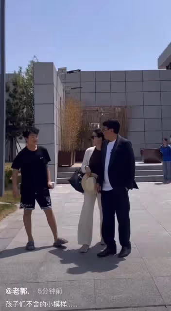 王楠挎28萬包出差與兒女告別!豪宅大得似酒店,院中停300萬豪車