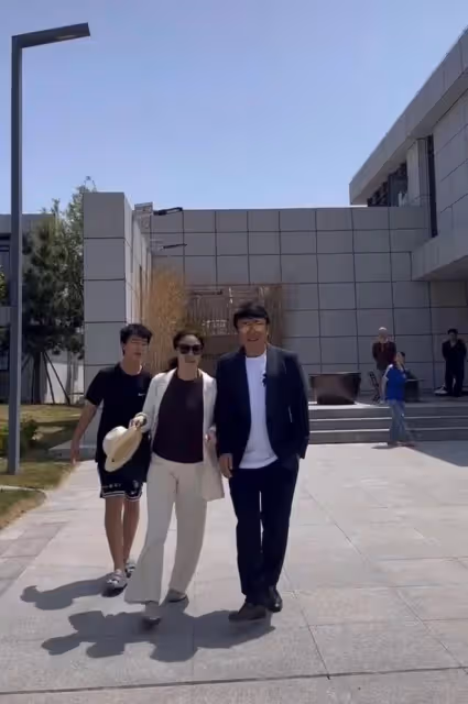 王楠挎28萬包出差與兒女告別!豪宅大得似酒店,院中停300萬豪車