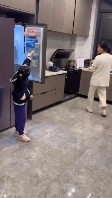 王楠挎28萬包出差與兒女告別!豪宅大得似酒店,院中停300萬豪車