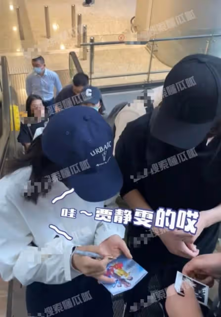 高圓圓趙又廷頻秀恩愛!兩手緊握親密說悄悄話,破開放式婚姻傳聞