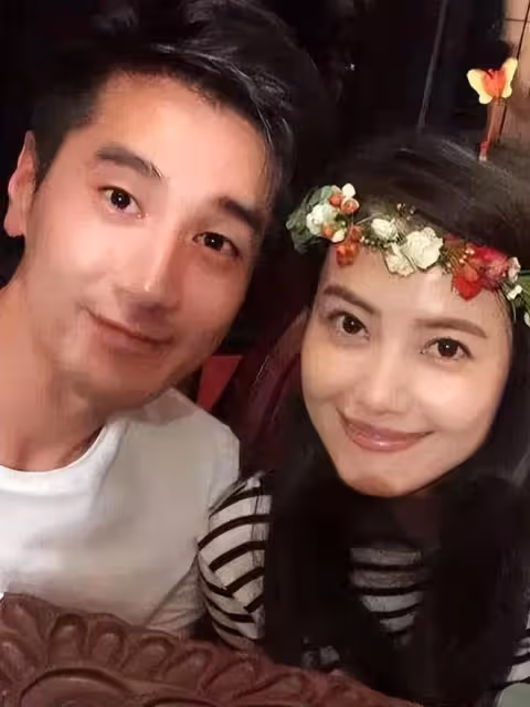 高圓圓趙又廷頻秀恩愛!兩手緊握親密說悄悄話,破開放式婚姻傳聞