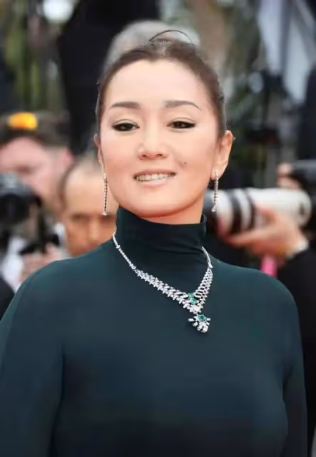 鞏俐攜外籍老公亮相坎城!十指緊扣甜秀恩愛,染紅髮生圖皺紋明顯