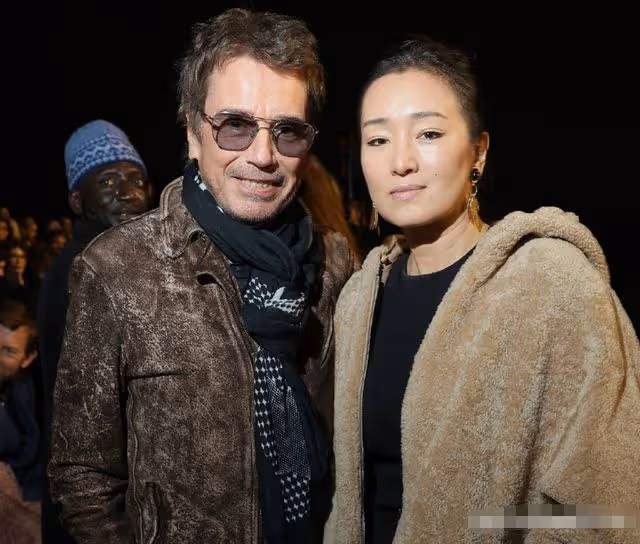 鞏俐攜外籍老公亮相坎城!十指緊扣甜秀恩愛,染紅髮生圖皺紋明顯