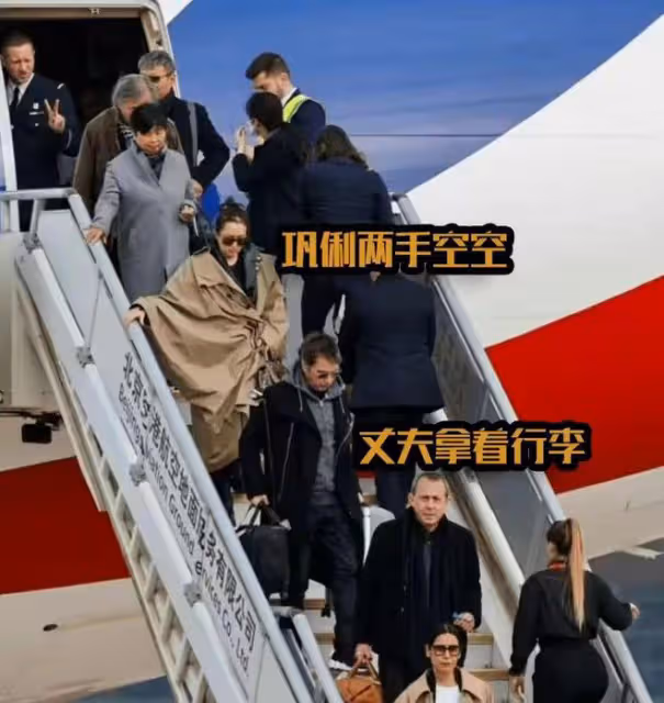 鞏俐攜外籍老公亮相坎城!十指緊扣甜秀恩愛,染紅髮生圖皺紋明顯