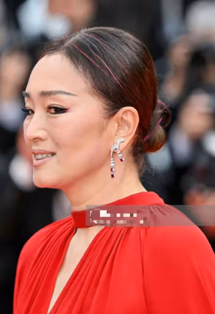 鞏俐攜外籍老公亮相坎城!十指緊扣甜秀恩愛,染紅髮生圖皺紋明顯