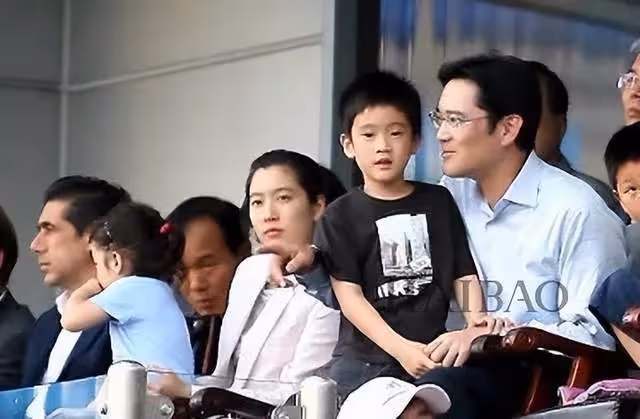 頂級名媛合影!三星前太子妃淡妝出鏡氣質出眾,C位卻另有他人