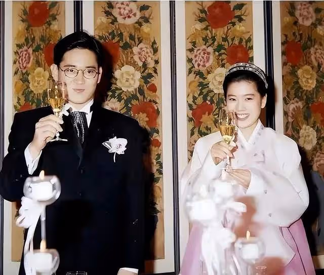 頂級名媛合影!三星前太子妃淡妝出鏡氣質出眾,C位卻另有他人