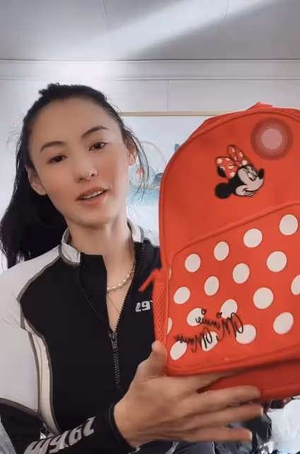張柏芝首曬三胎小兒子正臉照!顏值超高混血感濃,帥過童年謝霆鋒