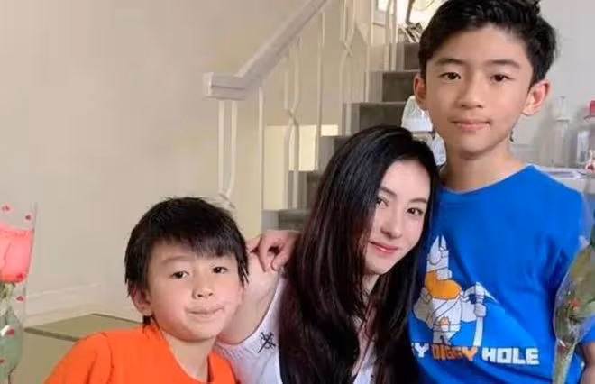 張柏芝首曬三胎小兒子正臉照!顏值超高混血感濃,帥過童年謝霆鋒