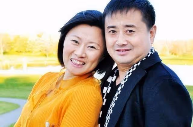 鄉村愛情海燕現況曝光,身材發福胖到認不出,和老公同台唱二人轉