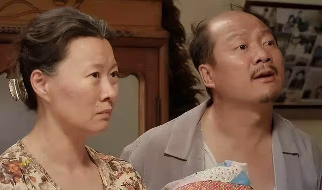 鄉村愛情海燕現況曝光,身材發福胖到認不出,和老公同台唱二人轉