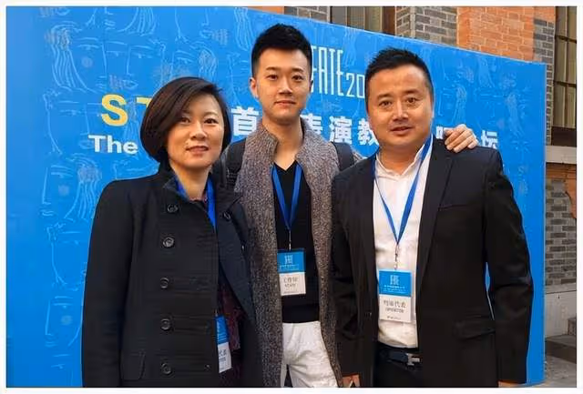 鄉村愛情海燕現況曝光,身材發福胖到認不出,和老公同台唱二人轉