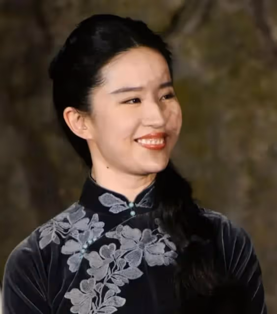35歲劉亦菲駕馭死亡芭比粉，路人鏡頭也絕美，多肉身材如希臘女神