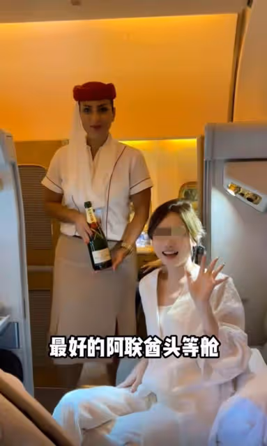 黑頭髮、黃皮膚、綠翡翠，王紅權星亮相坎城紅毯，氣質狠狠拿捏了