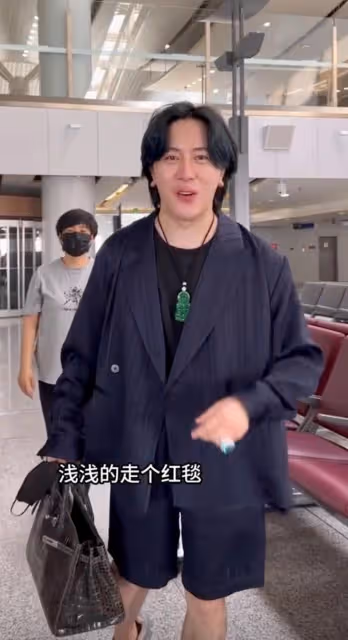 黑頭髮、黃皮膚、綠翡翠，王紅權星亮相坎城紅毯，氣質狠狠拿捏了