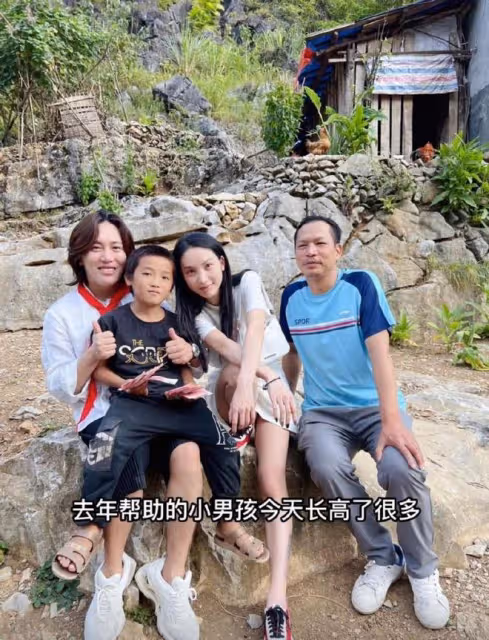 黑頭髮、黃皮膚、綠翡翠,王紅權星亮相坎城紅毯,氣質狠狠拿捏了