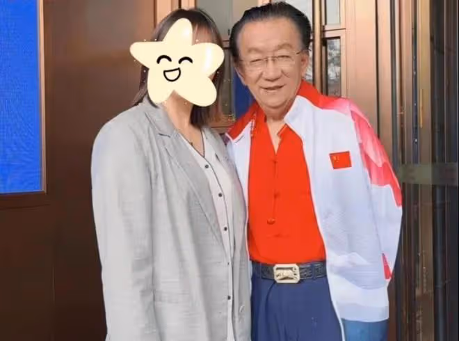 侯耀華：身體狀況引人擔憂，站在一群人中間，還沒有女服務員壯實