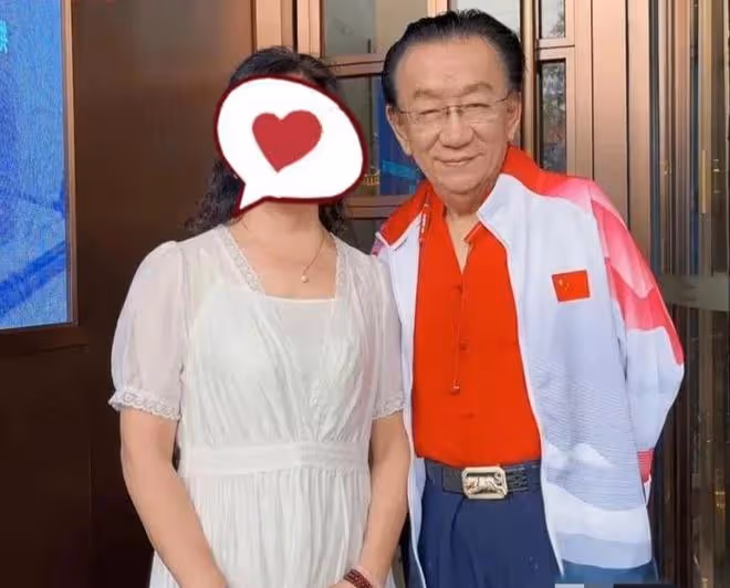 侯耀華：身體狀況引人擔憂，站在一群人中間，還沒有女服務員壯實