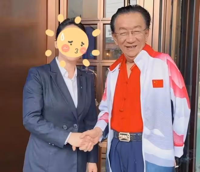 侯耀華：身體狀況引人擔憂，站在一群人中間，還沒有女服務員壯實