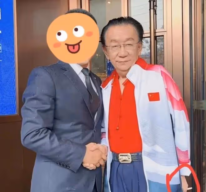 侯耀華：身體狀況引人擔憂，站在一群人中間，還沒有女服務員壯實
