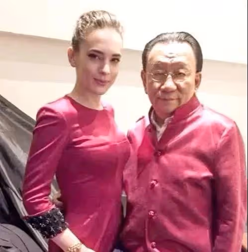 侯耀華：身體狀況引人擔憂，站在一群人中間，還沒有女服務員壯實