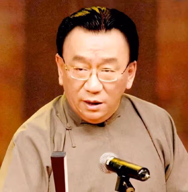 侯耀華：身體狀況引人擔憂，站在一群人中間，還沒有女服務員壯實