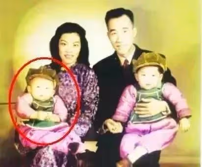 侯耀華：身體狀況引人擔憂，站在一群人中間，還沒有女服務員壯實