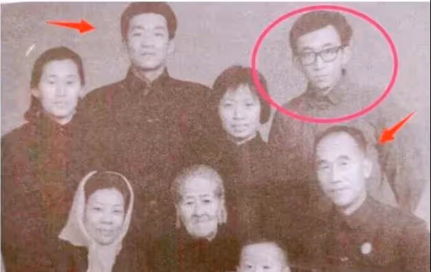 侯耀華：身體狀況引人擔憂，站在一群人中間，還沒有女服務員壯實