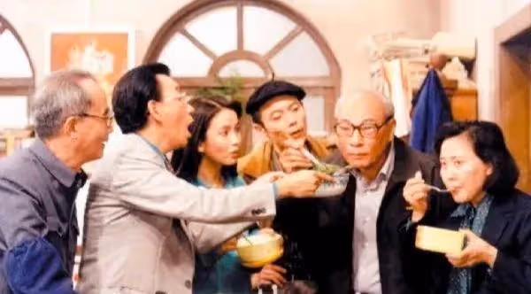 侯耀華：身體狀況引人擔憂，站在一群人中間，還沒有女服務員壯實