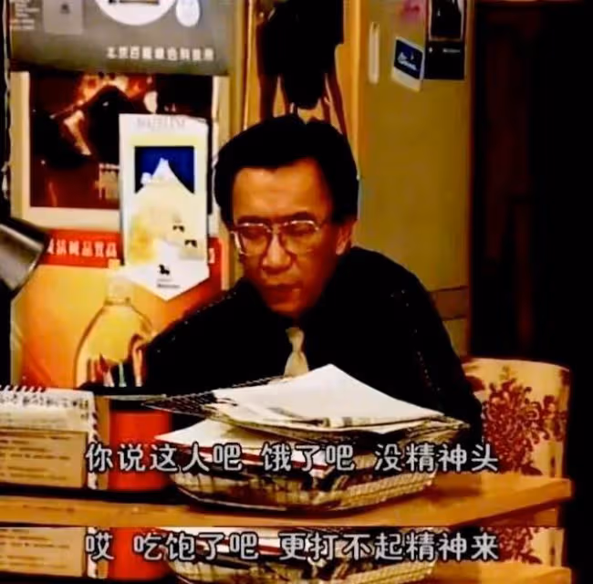 侯耀華：身體狀況引人擔憂，站在一群人中間，還沒有女服務員壯實