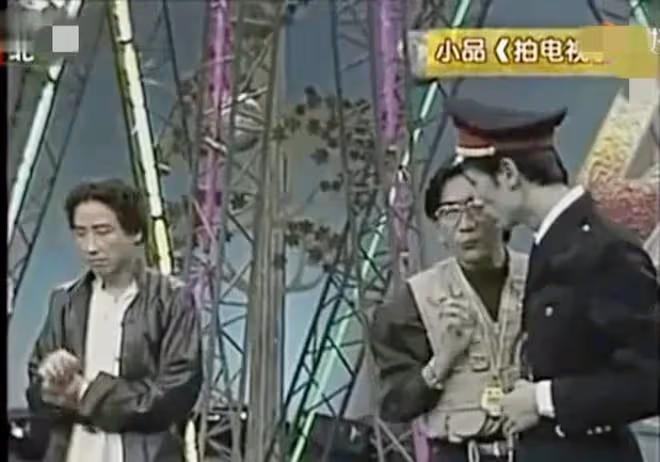 侯耀華：身體狀況引人擔憂，站在一群人中間，還沒有女服務員壯實