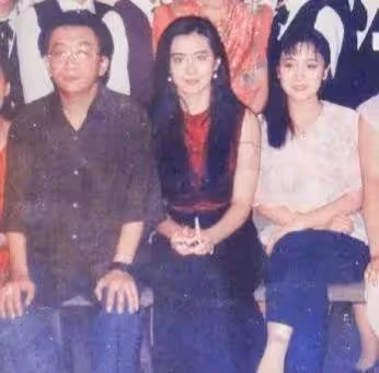 侯耀華：身體狀況引人擔憂，站在一群人中間，還沒有女服務員壯實