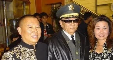 侯耀華：身體狀況引人擔憂，站在一群人中間，還沒有女服務員壯實