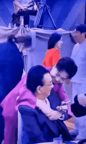 侯耀華：身體狀況引人擔憂，站在一群人中間，還沒有女服務員壯實