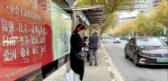 蔣雯麗被曝素顏坐公交車，脫鞋光腳有失儀態，爆料人堅稱就是本尊