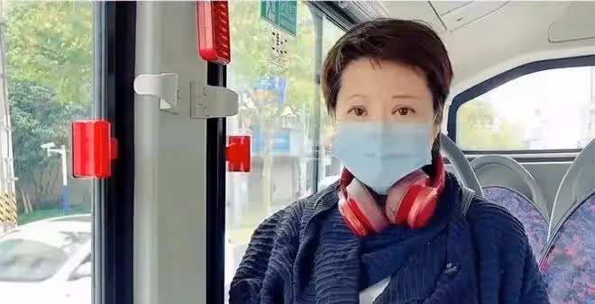 蔣雯麗被曝素顏坐公交車，脫鞋光腳有失儀態，爆料人堅稱就是本尊