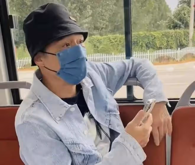 蔣雯麗被曝素顏坐公交車，脫鞋光腳有失儀態，爆料人堅稱就是本尊