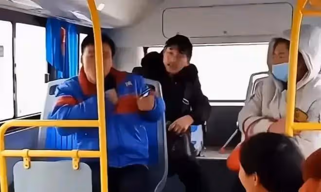 蔣雯麗被曝素顏坐公交車，脫鞋光腳有失儀態，爆料人堅稱就是本尊