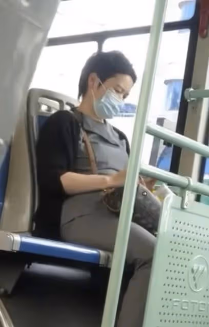蔣雯麗被曝素顏坐公交車，脫鞋光腳有失儀態，爆料人堅稱就是本尊