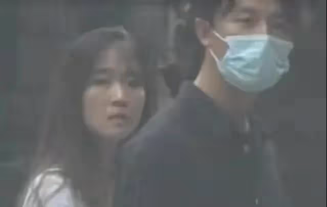 蔣雯麗被曝素顏坐公交車，脫鞋光腳有失儀態，爆料人堅稱就是本尊