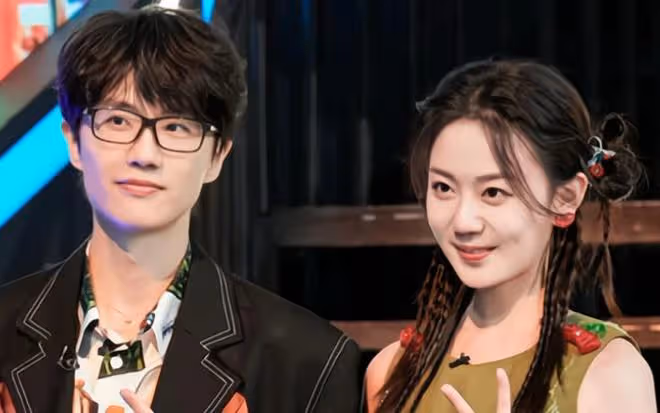 許嵩跟女朋友馮禧手牽手一起逛街,網友吐槽:天天上熱搜,煩不煩