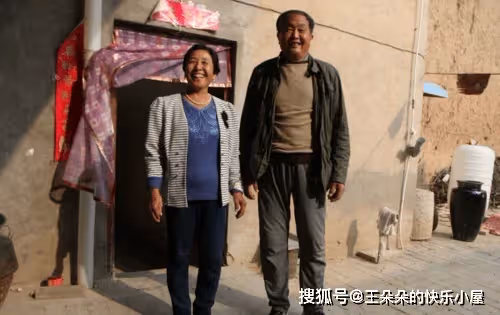 我是鄉下人賺不多... 外孫周歲時「親家包4萬5大紅包」我只包900元「被嫌少退回」回家「一打開被退回紅包」我淚如雨下
