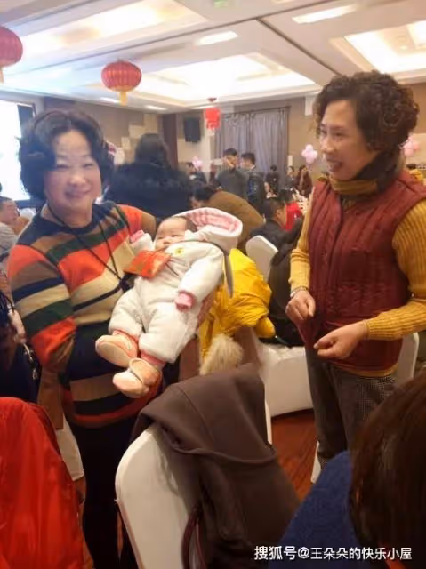 我是鄉下人賺不多... 外孫周歲時「親家包4萬5大紅包」我只包900元「被嫌少退回」回家「一打開被退回紅包」我淚如雨下