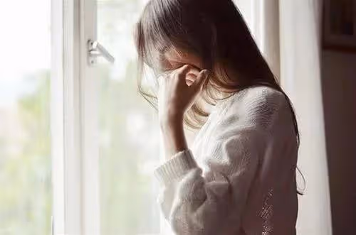 老婆每晚都給我喝一杯牛奶,半夜起床我發現老婆不見了,衣櫃裡卻有個洞!