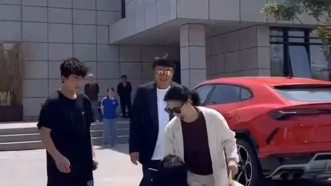 王楠豪宅曝光，豪華像酒店，院中停300萬豪車，嫁百億富豪太幸福